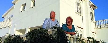 David a Linda Oramsovi ped svou kyperskou vilou